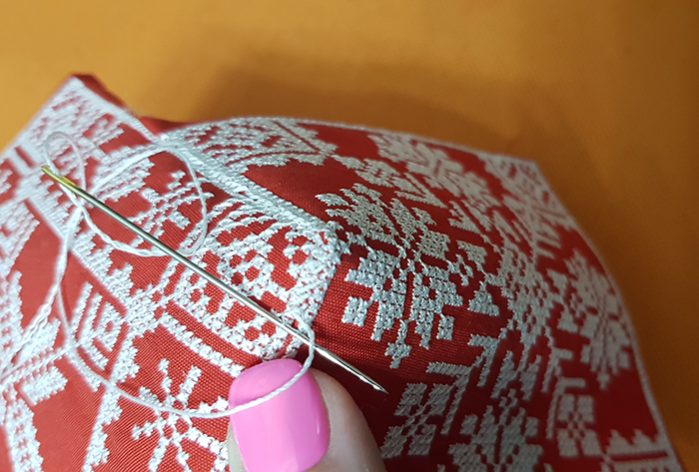 Можно сшивать потайным стежком.