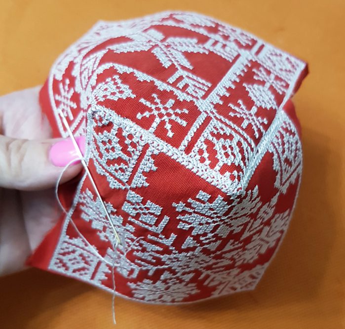 Продолжайте сшивать обе части квадратов по кругу.