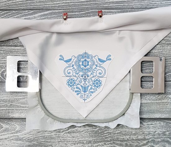 Салфетка в пяльцах