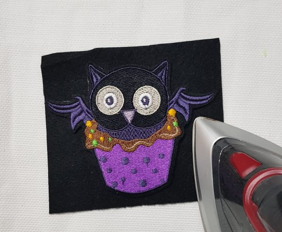 Положите нашивку на кусочек ткани клеющей стороной и хорошенько прогладьте утюгом.