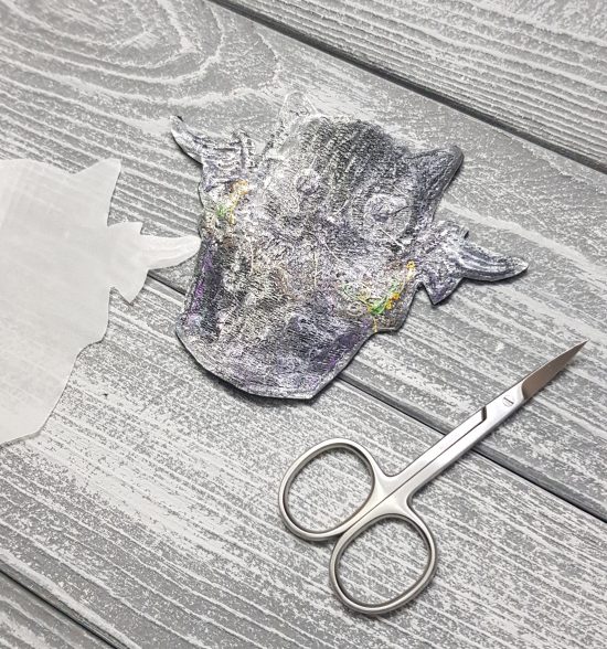 Снимите защитную бумагу в нашивки. Вы увидите клеющий слой.