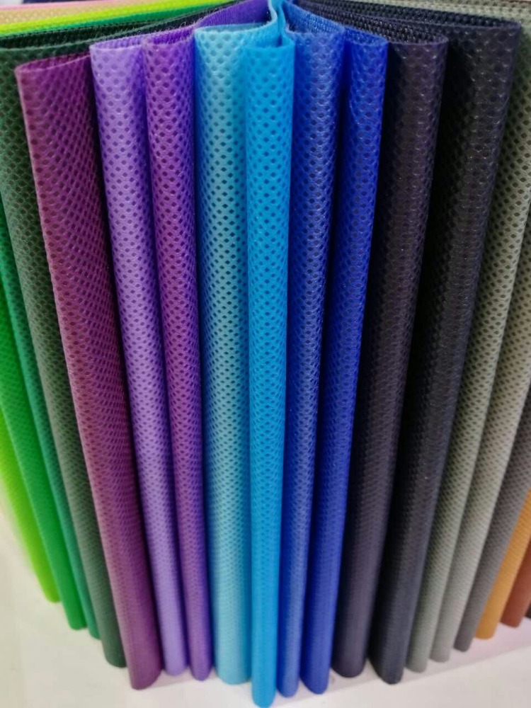 Спандбонд используется в некоторых вышивальных проектах 